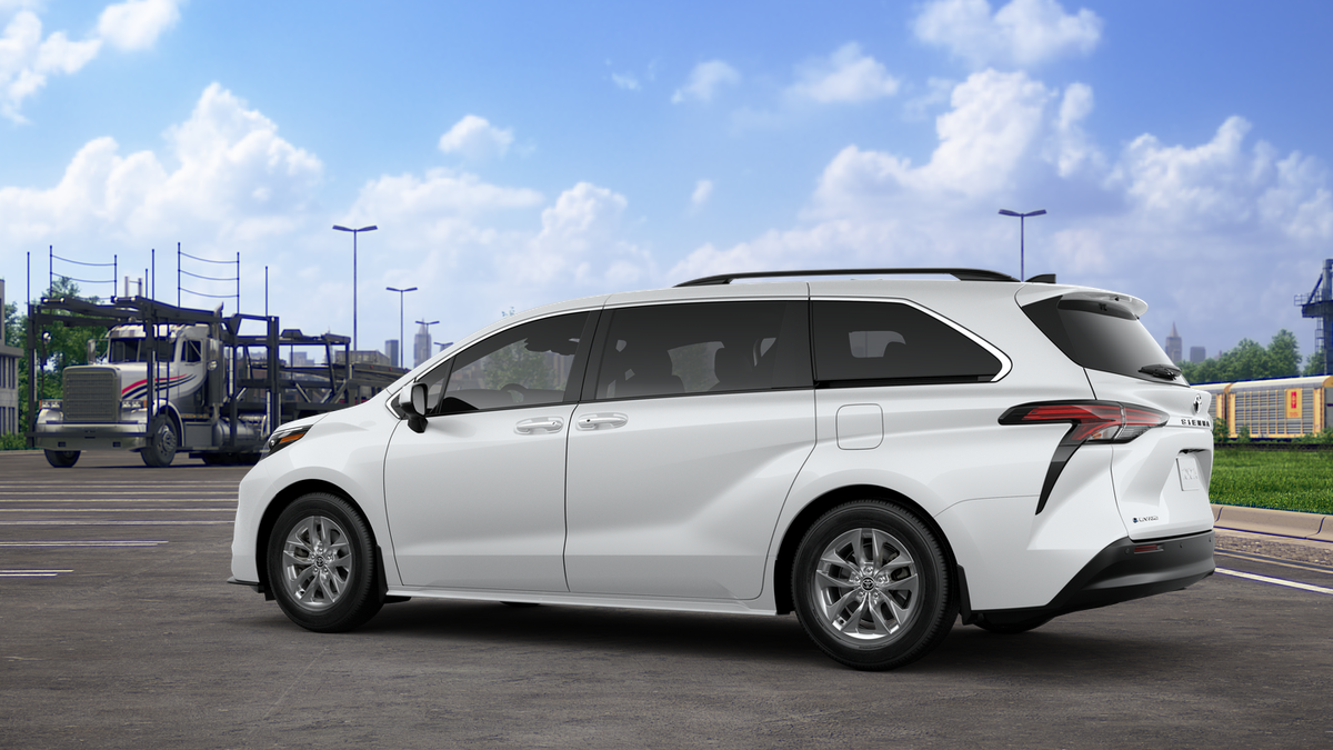 2025 Toyota Sienna XLE photo 5