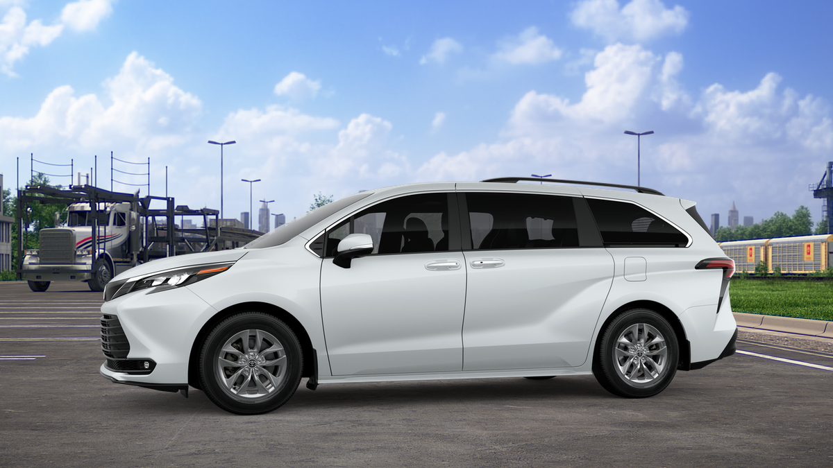 2026 Toyota Sienna XLE photo 3
