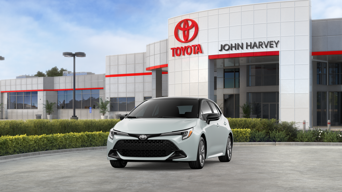 New 2026 Wind Chill Pearl with Midnight Black Metallic roof <sup>1</sup> Toyota  SE image 21