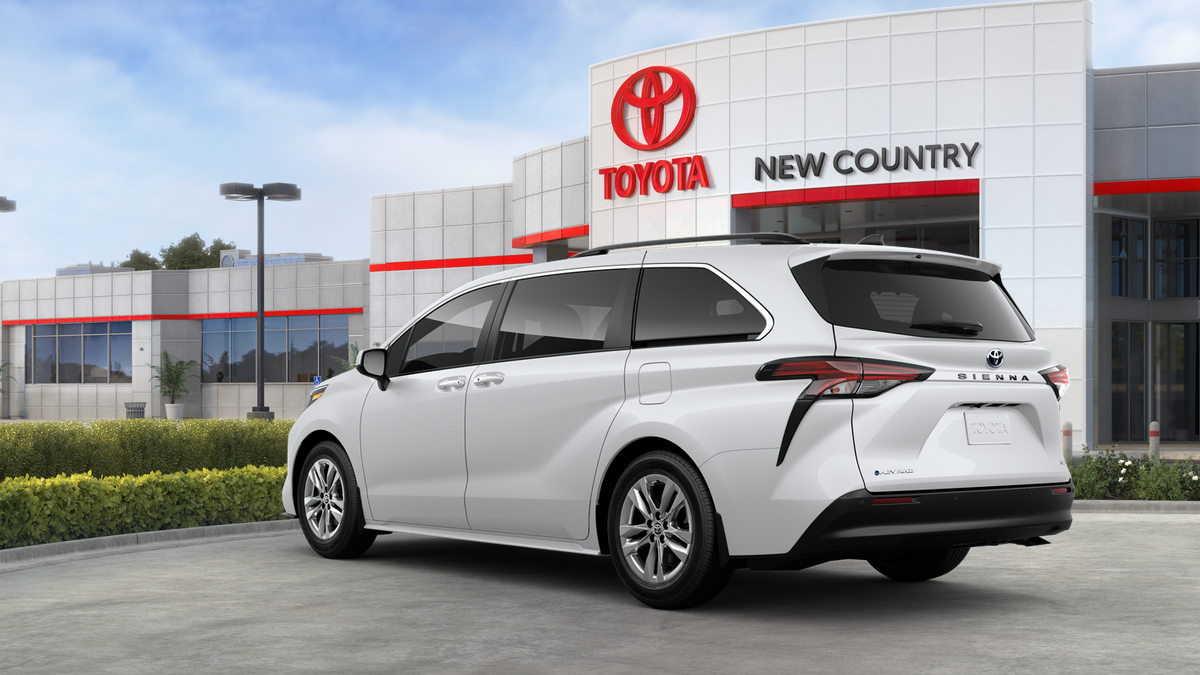 2025 Toyota Sienna XLE photo 36