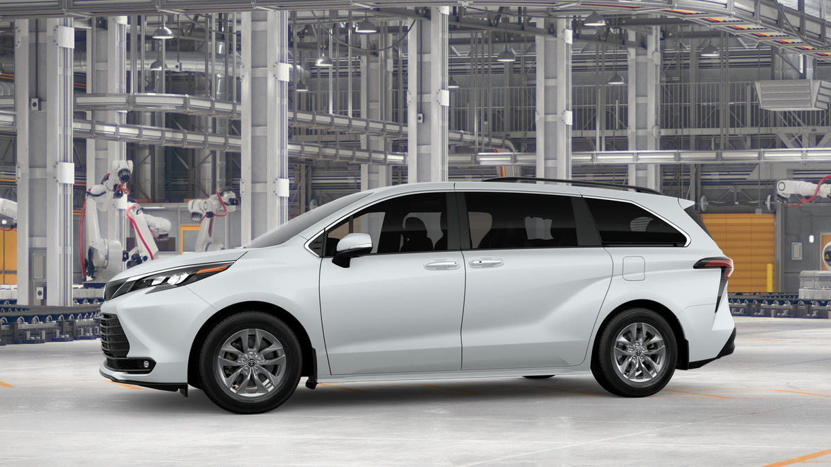 2026 Toyota Sienna XLE photo 3