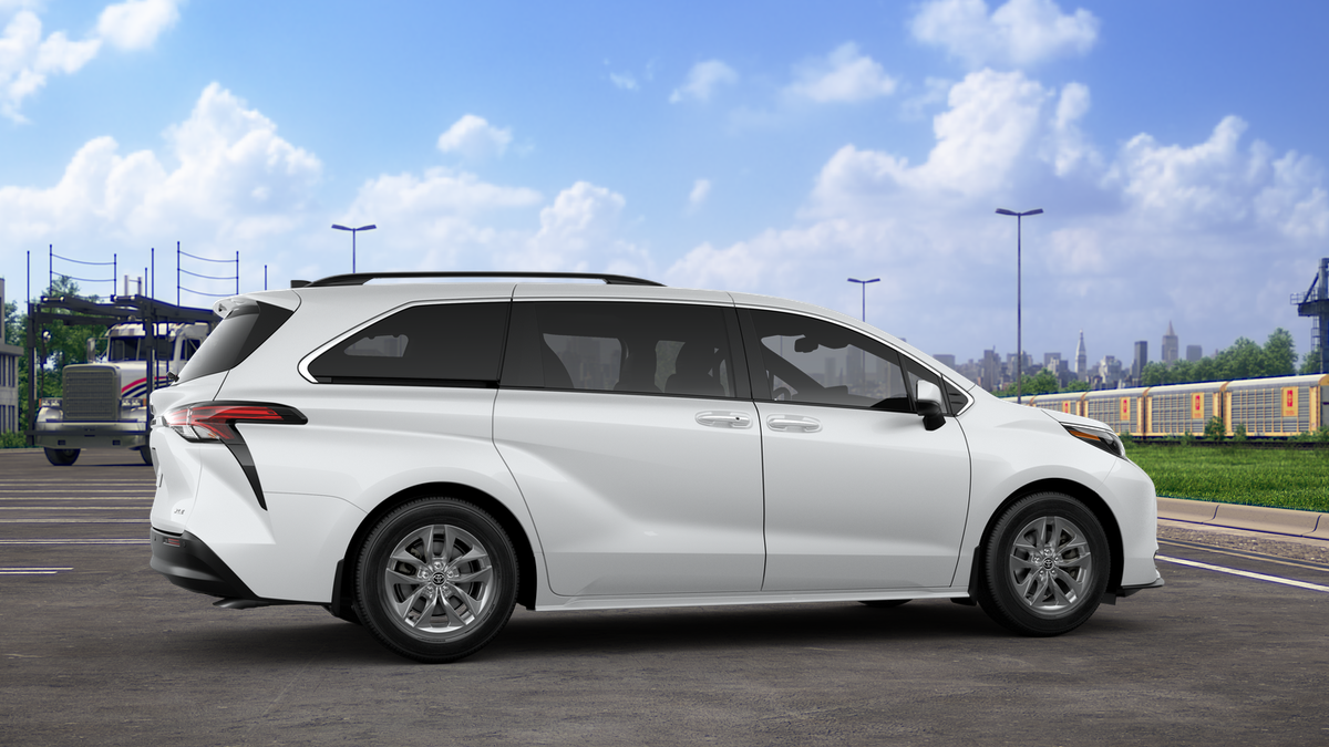 2025 Toyota Sienna XLE photo 11