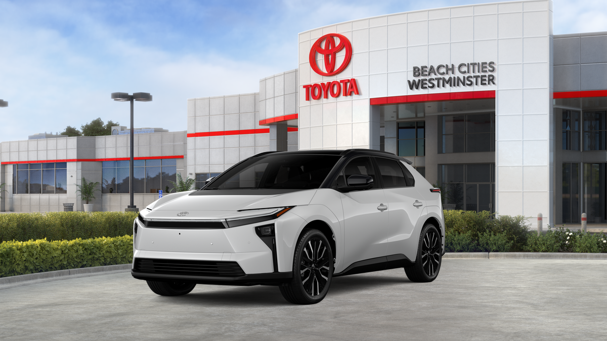 New 2026 Wind Chill Pearl with Midnight Black Metallic roof <sup>1</sup> Toyota  Limited image 2