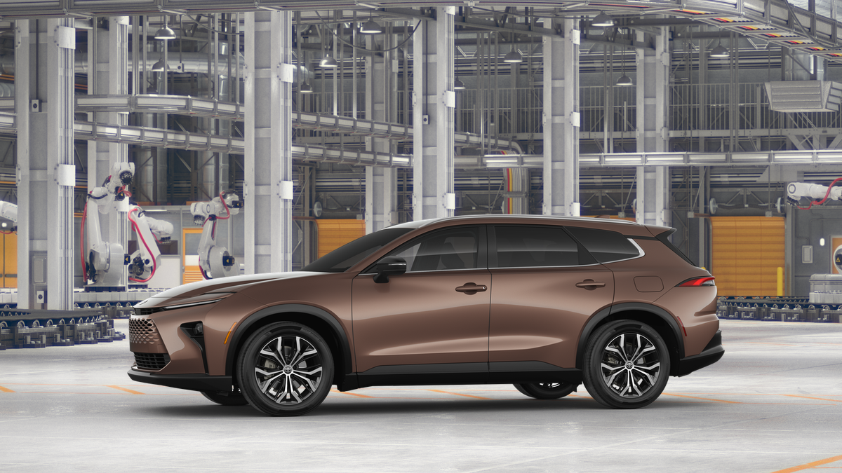 2025 Toyota Crown Signia XLE photo 3