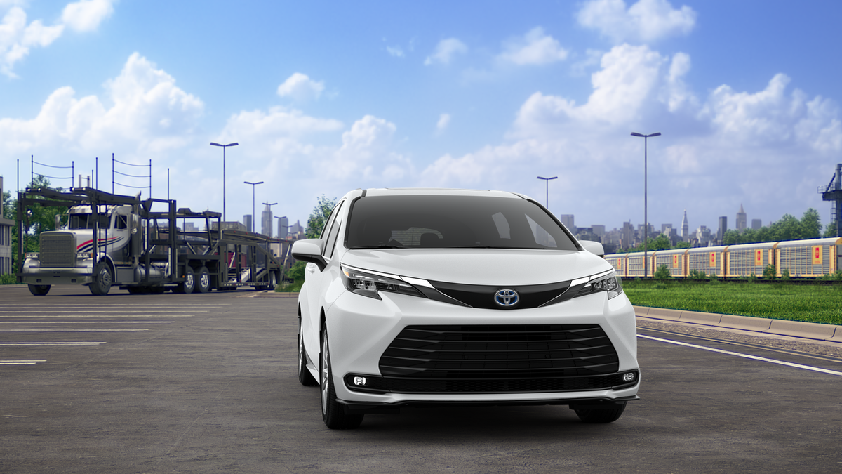2025 Toyota Sienna XLE photo 16