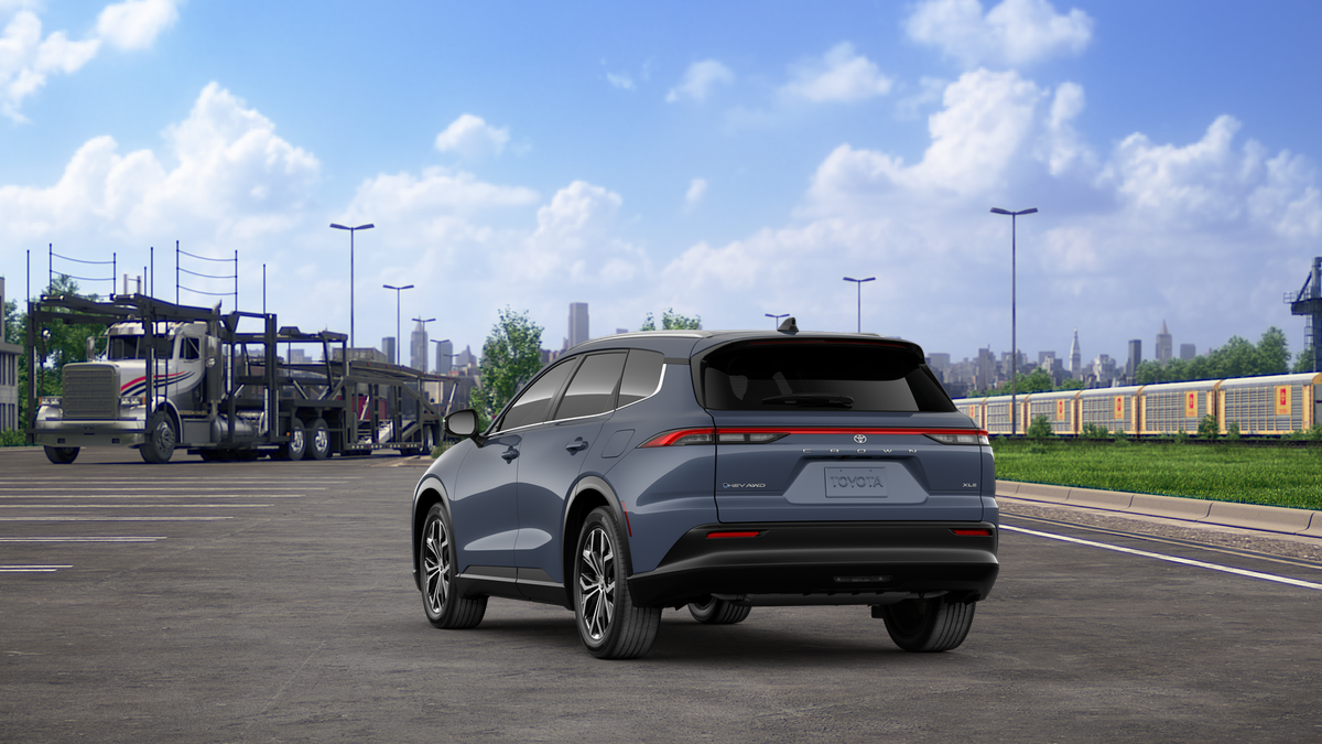 2025 Toyota Crown Signia XLE photo 4