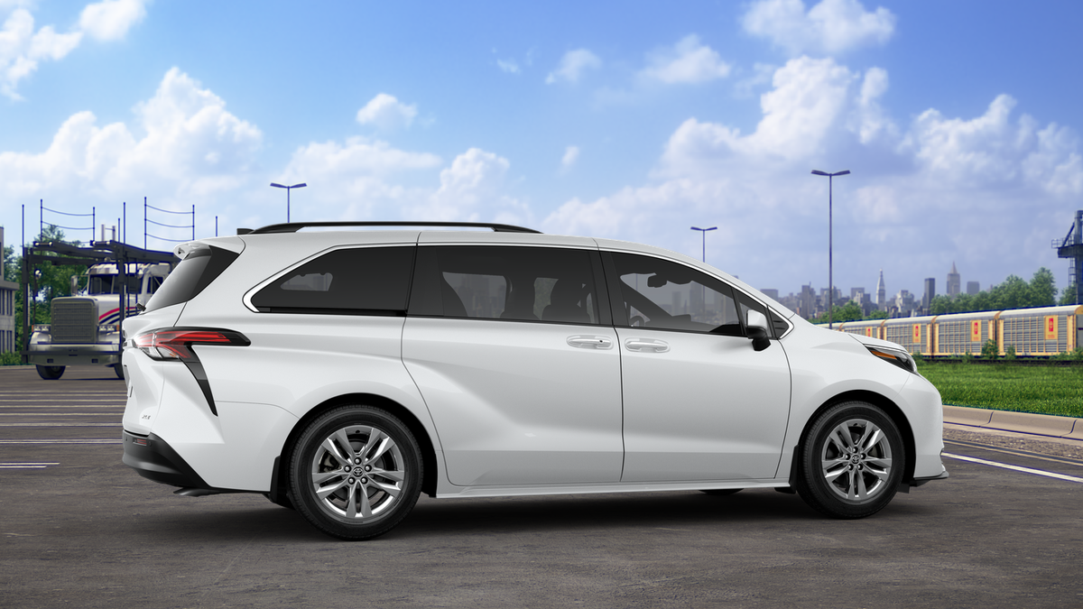 2025 Toyota Sienna XLE photo 11
