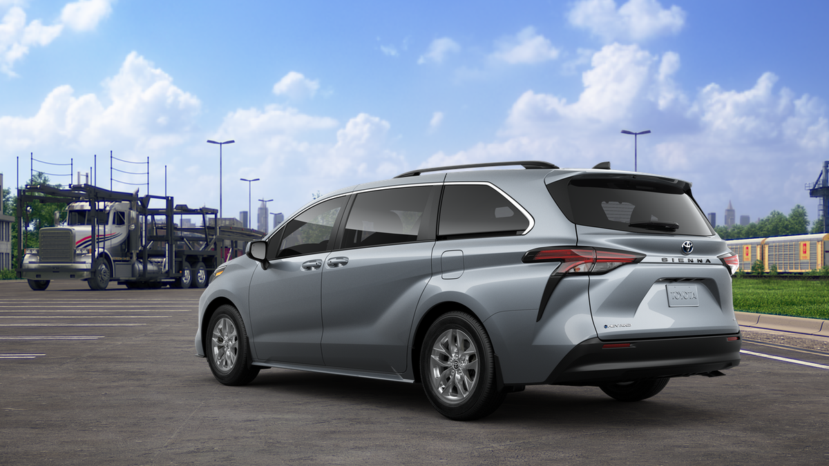 2025 Toyota Sienna LE photo 8