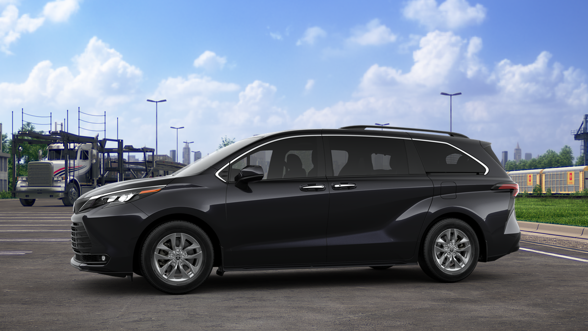 2025 Toyota Sienna XLE photo 8