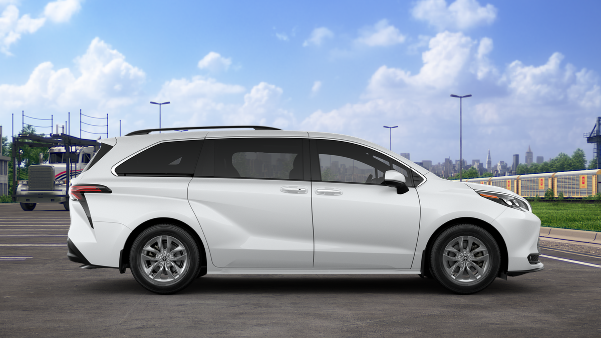 2025 Toyota Sienna XLE photo 12