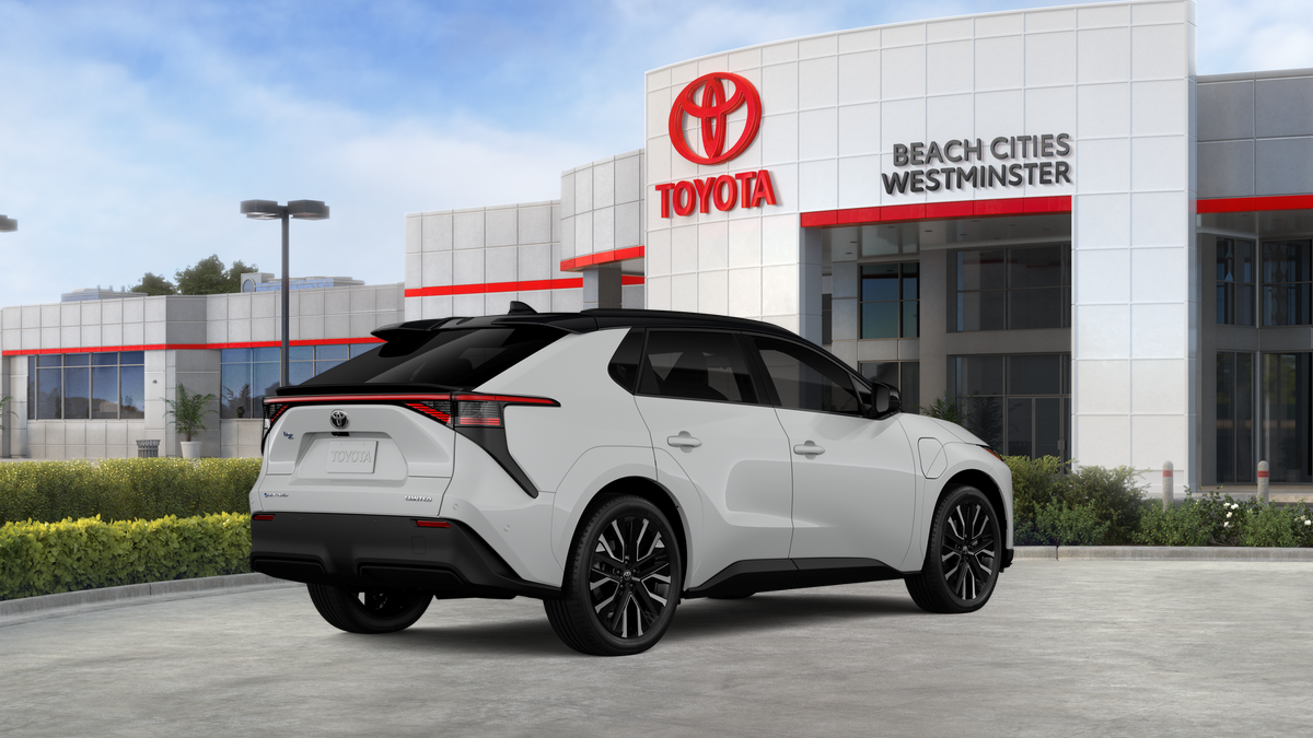 New 2026 Wind Chill Pearl with Midnight Black Metallic roof <sup>1</sup> Toyota  Limited image 13