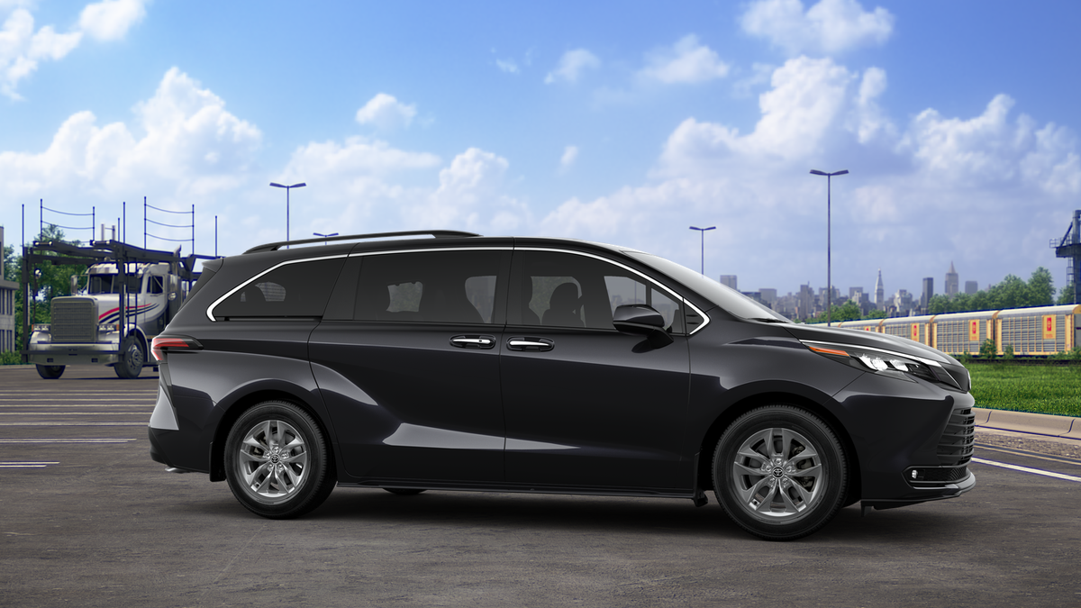 2025 Toyota Sienna XLE photo 18