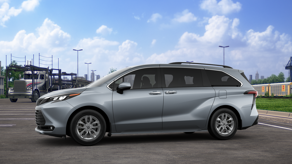 2025 Toyota Sienna XLE photo 3