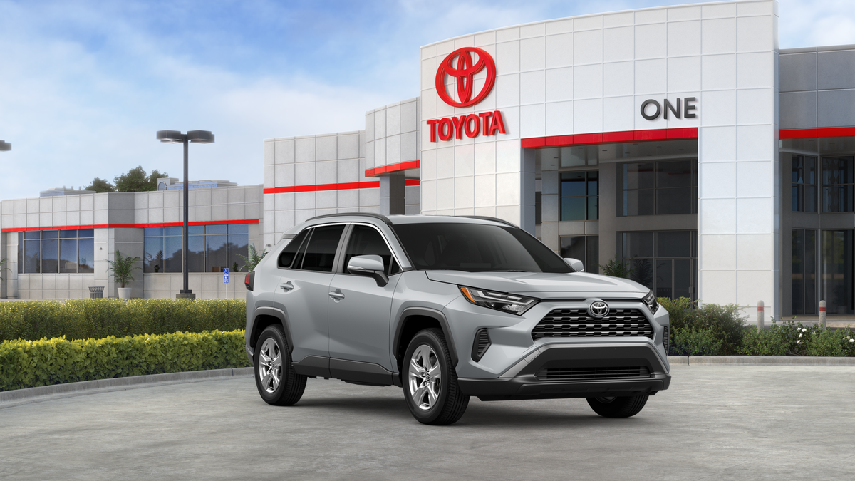 2025 Toyota RAV4 XLE photo 4