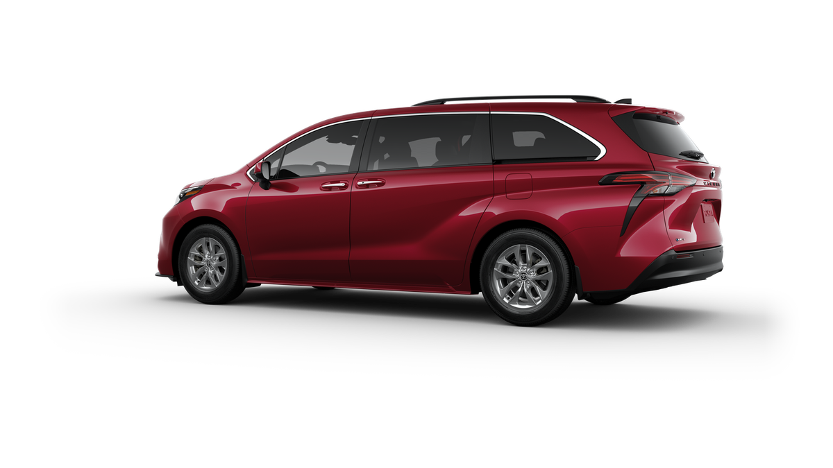 2025 Toyota Sienna XLE photo 5