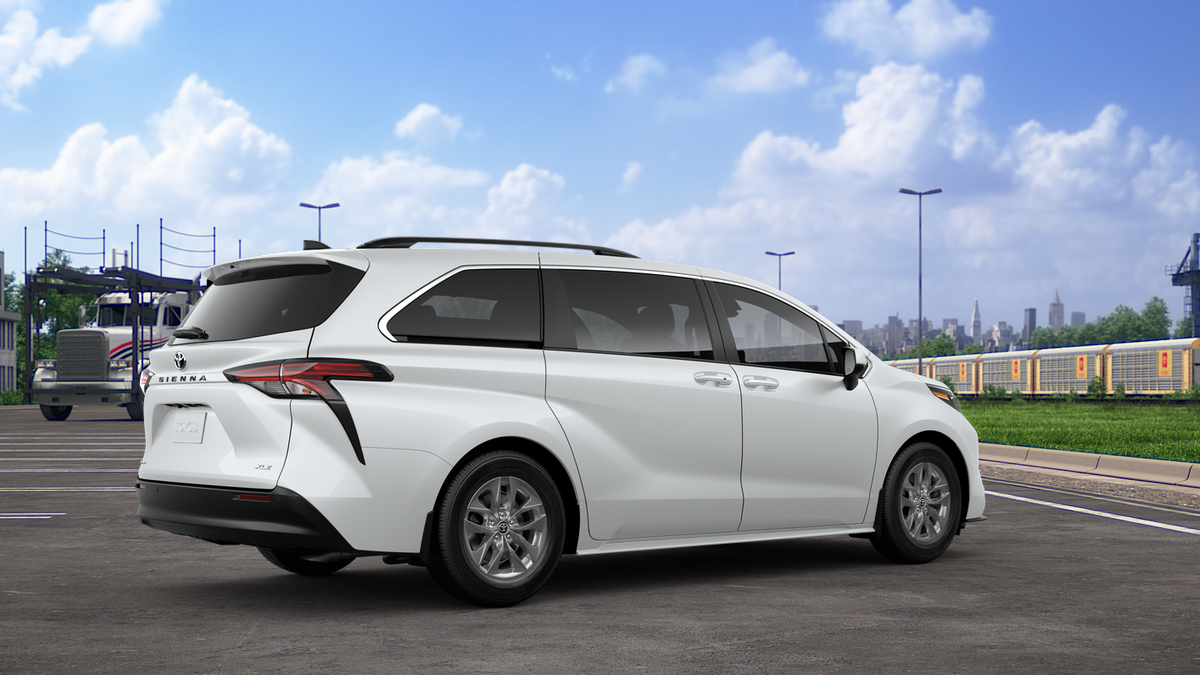 2025 Toyota Sienna XLE photo 10