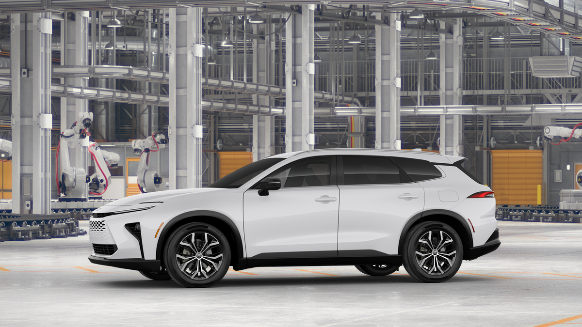 2025 Toyota Crown Signia XLE photo 3