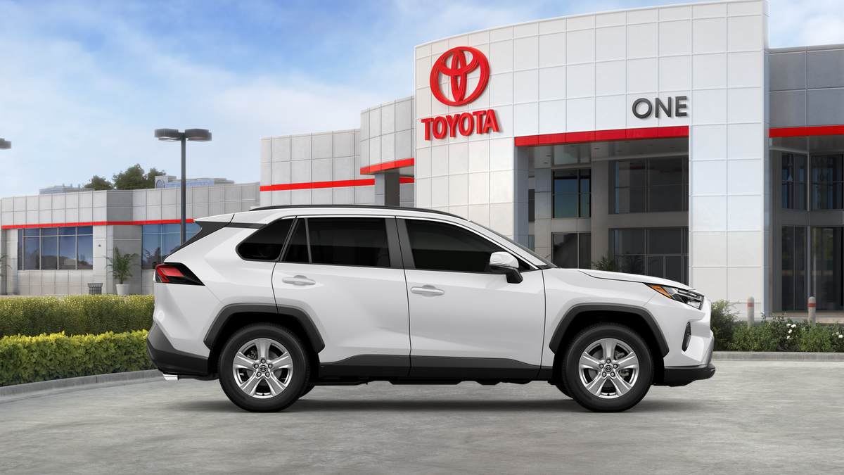 2025 Toyota RAV4 XLE photo 4