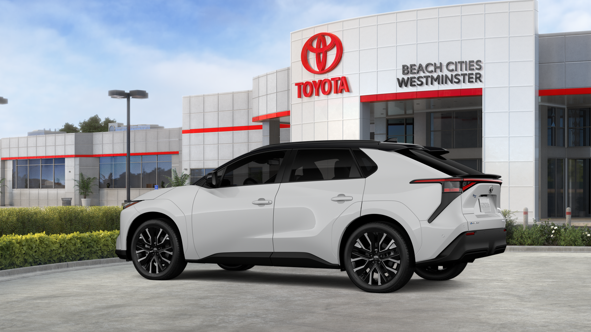 New 2026 Wind Chill Pearl with Midnight Black Metallic roof <sup>1</sup> Toyota  Limited image 8