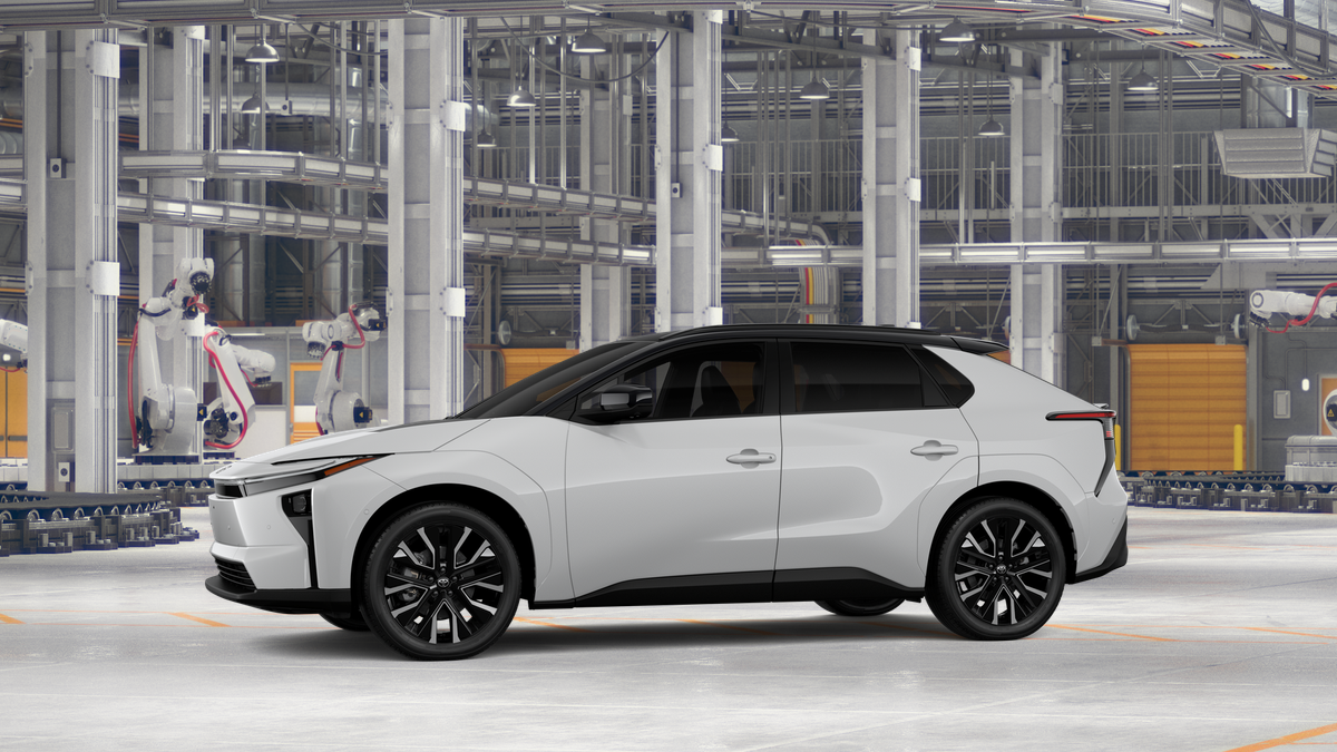 New 2027 Wind Chill Pearl with Midnight Black Metallic roof <sup>1</sup> Toyota  Limited image 5