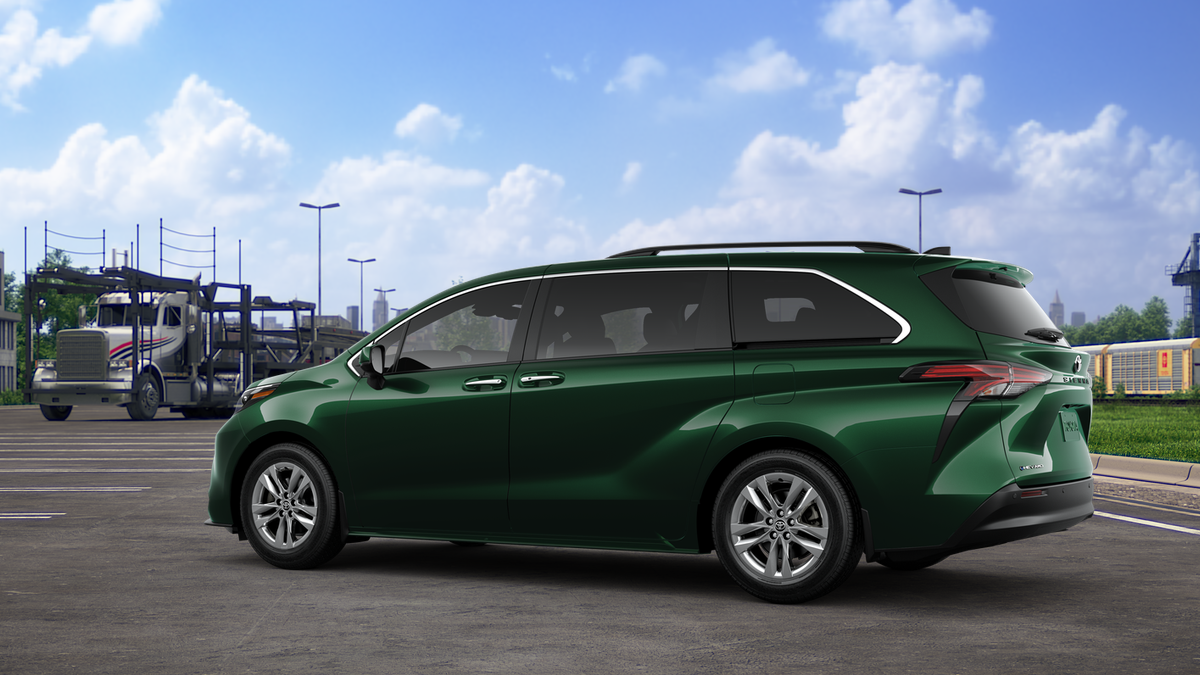 2025 Toyota Sienna XLE photo 5