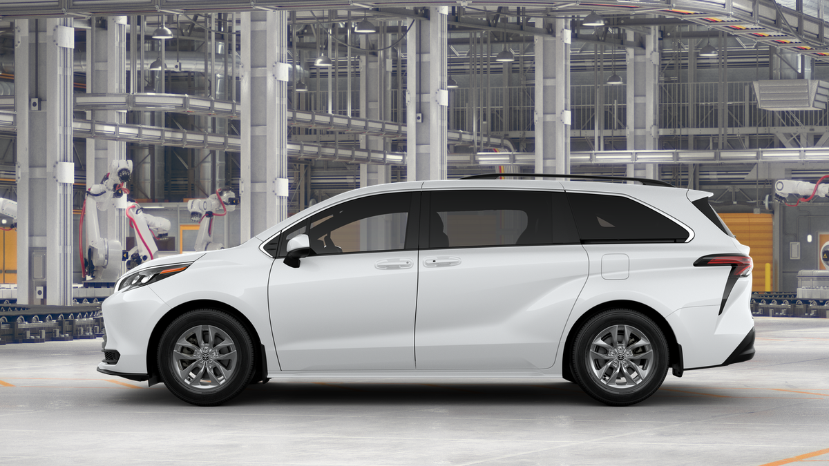 2025 Toyota Sienna LE photo 5