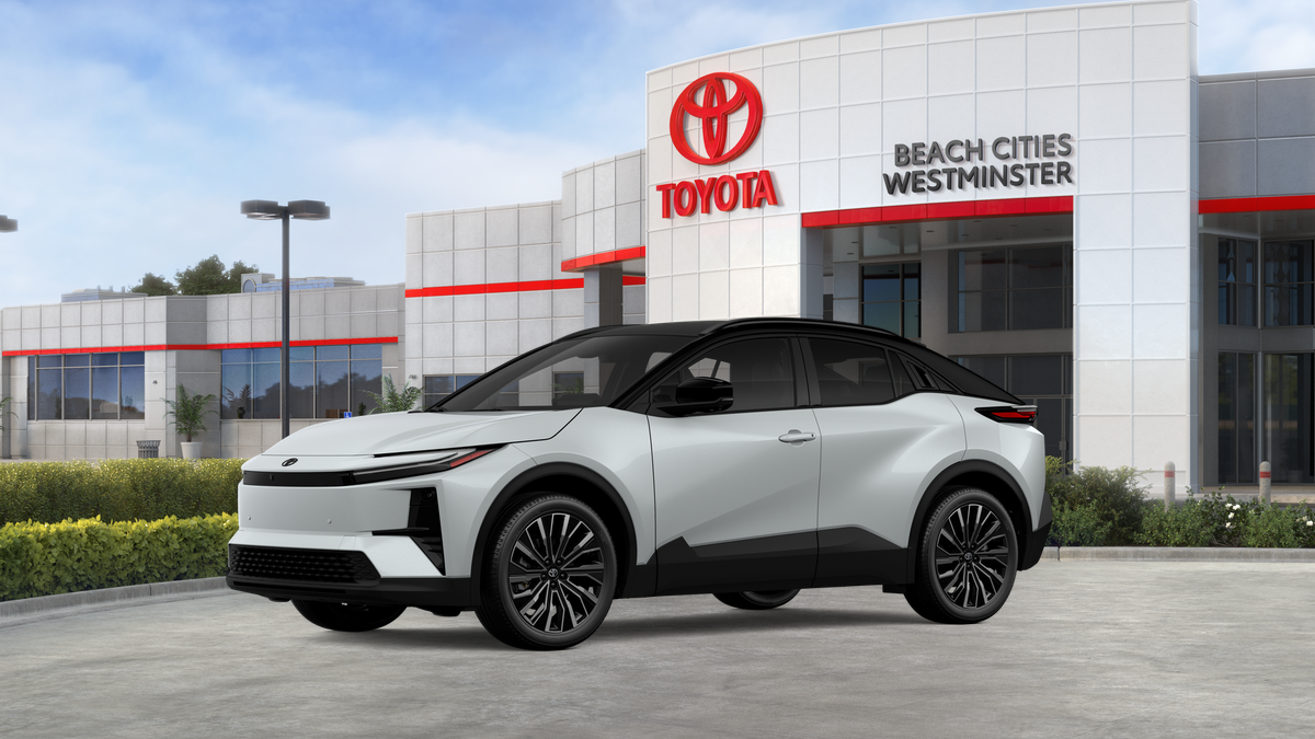 New 2026 Wind Chill Pearl with Midnight Black Metallic roof <sup>1</sup> Toyota  XSE image 4