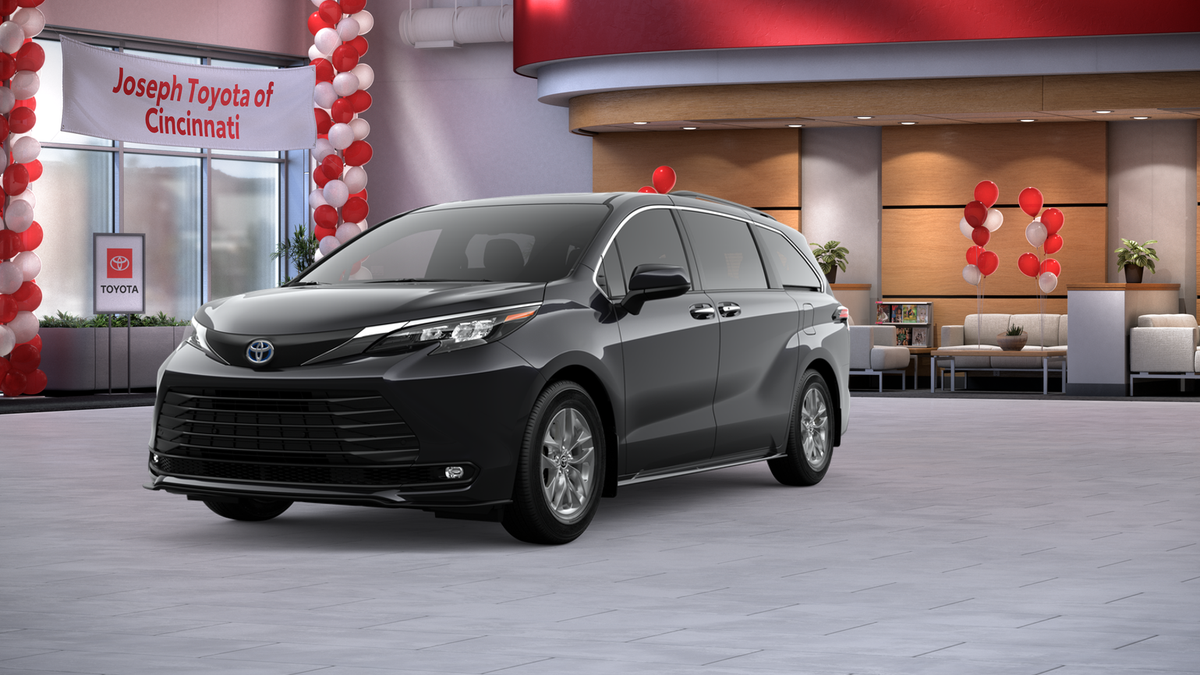 2025 Toyota Sienna XLE's photo