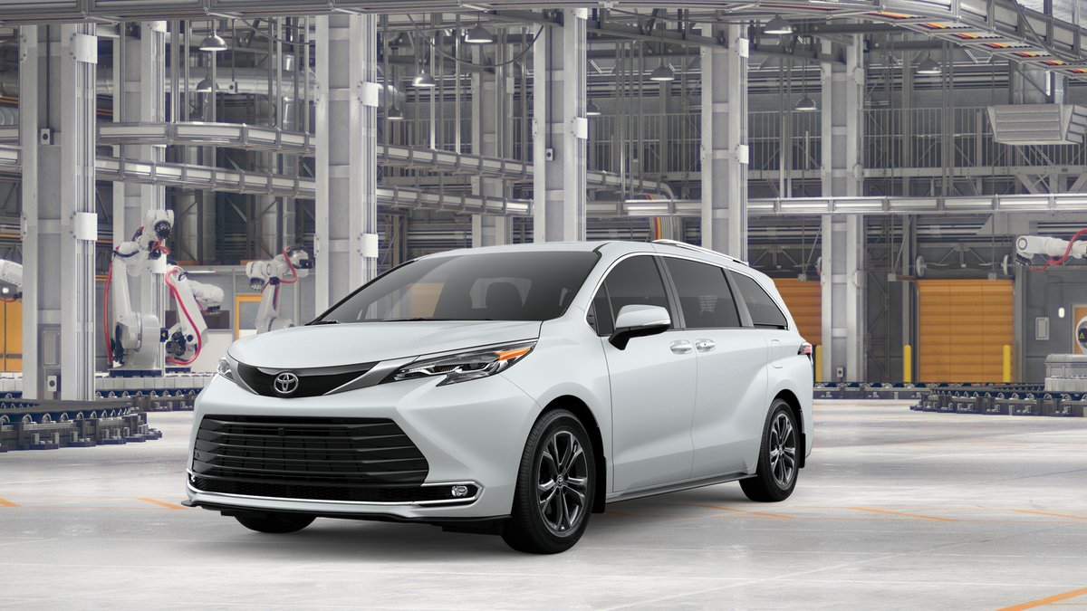 2026 Toyota Sienna Platinum's photo