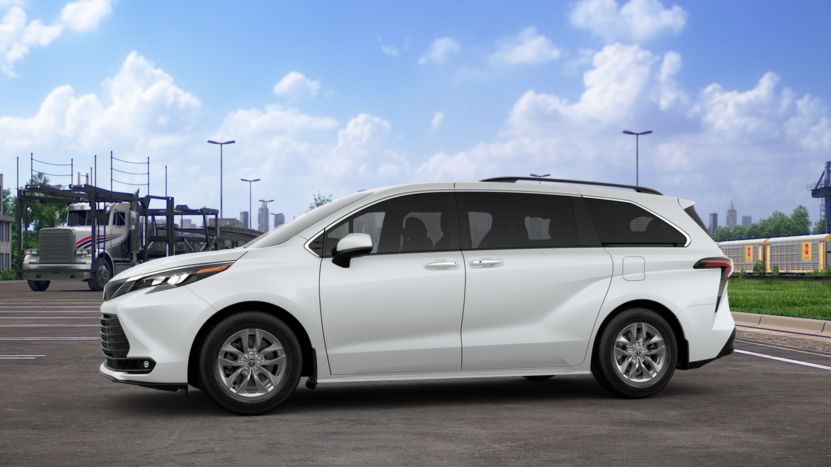 2025 Toyota Sienna XLE photo 3