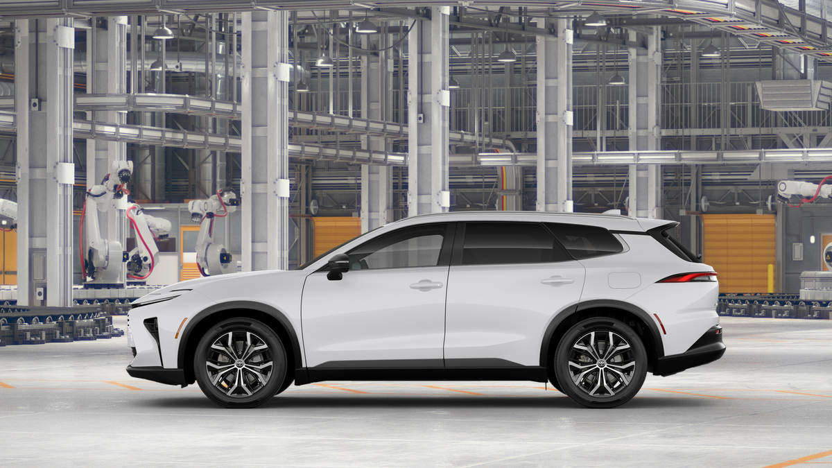 2025 Toyota Crown Signia XLE photo 4