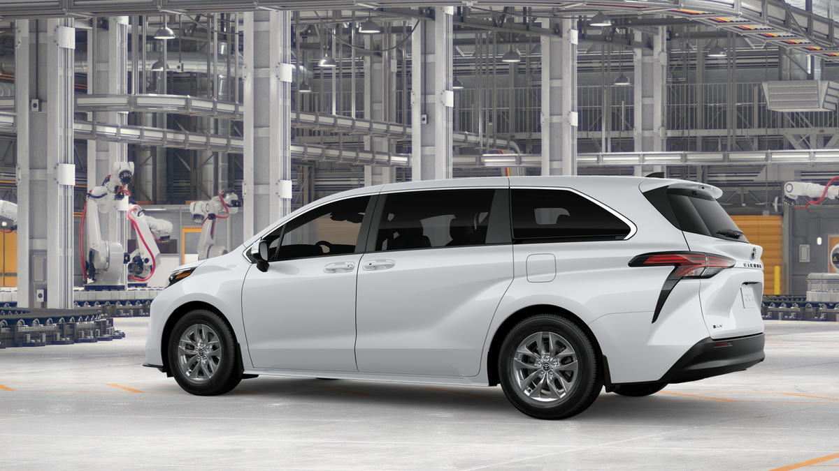 2026 Toyota Sienna LE photo 3