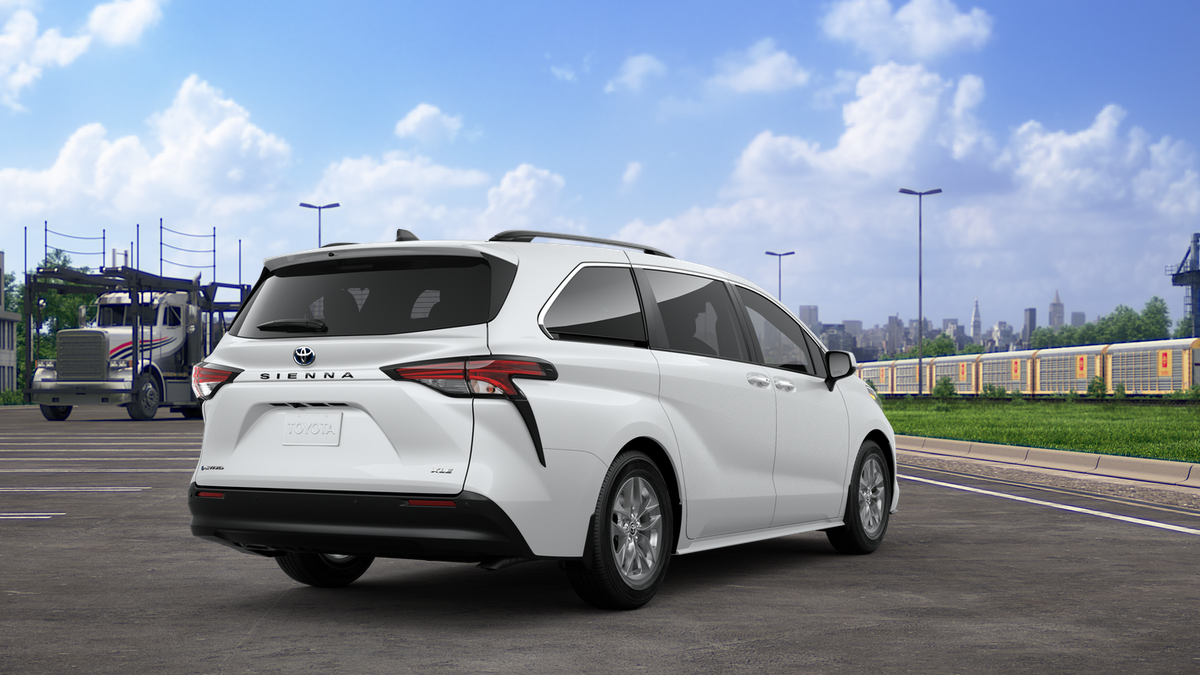 2025 Toyota Sienna XLE photo 9