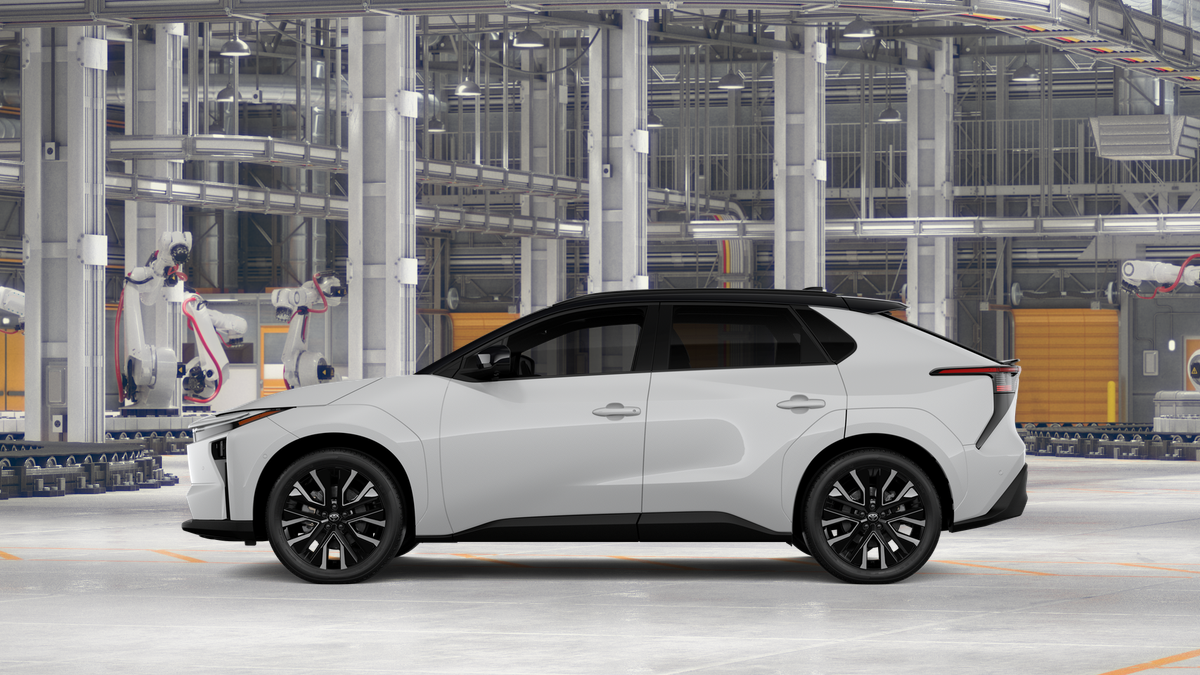 New 2027 Wind Chill Pearl with Midnight Black Metallic roof <sup>1</sup> Toyota  Limited image 6