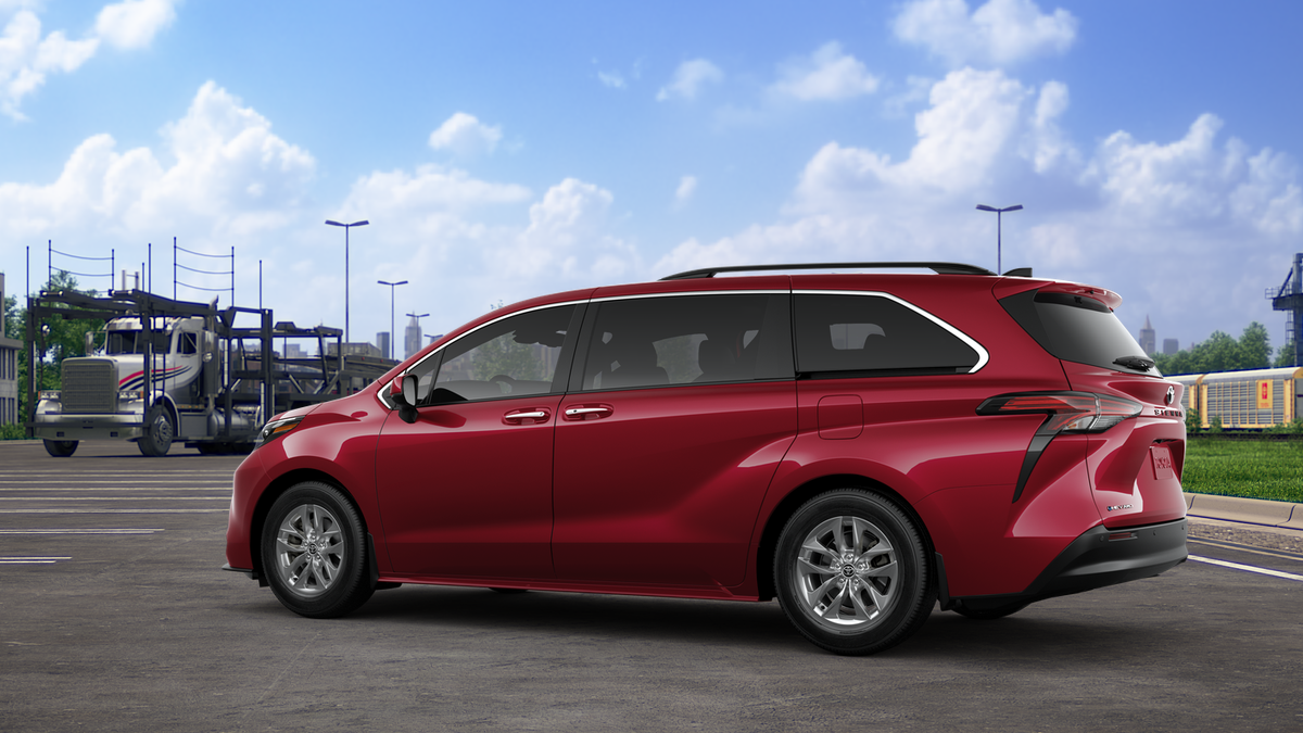 2025 Toyota Sienna XLE photo 5