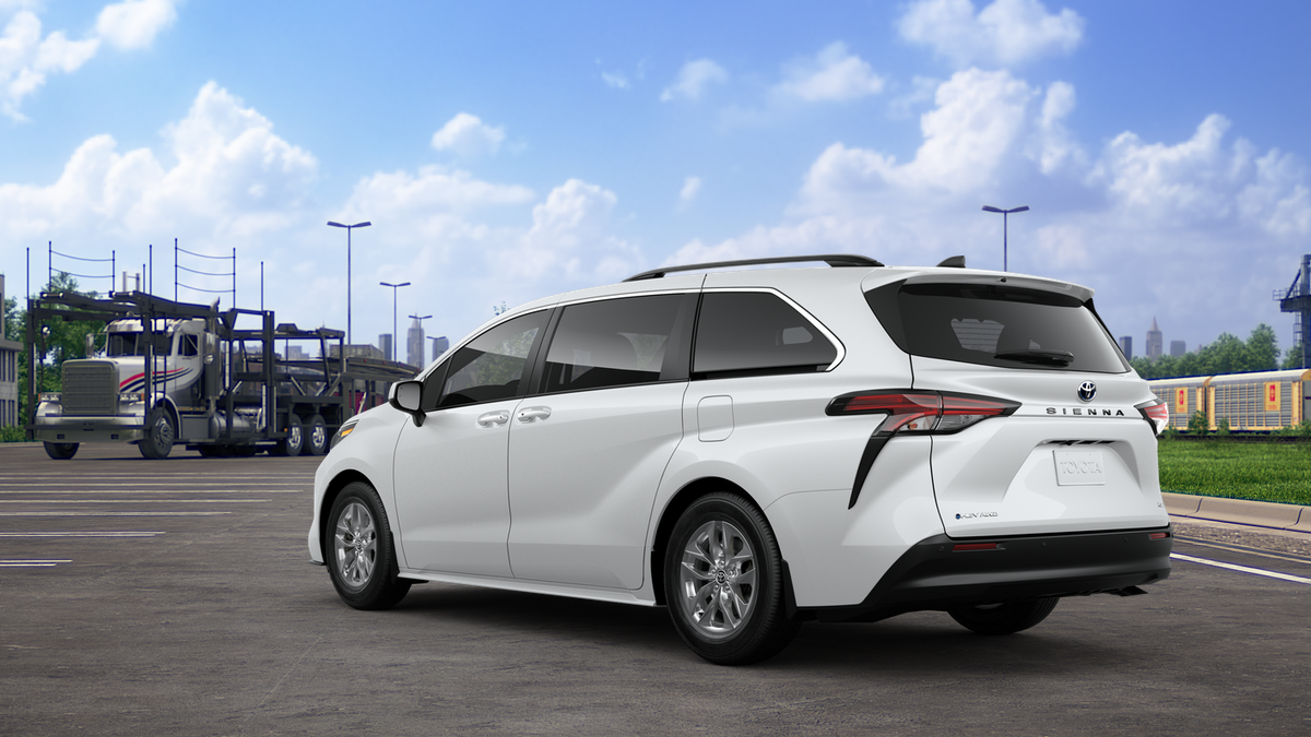 2025 Toyota Sienna XLE photo 6