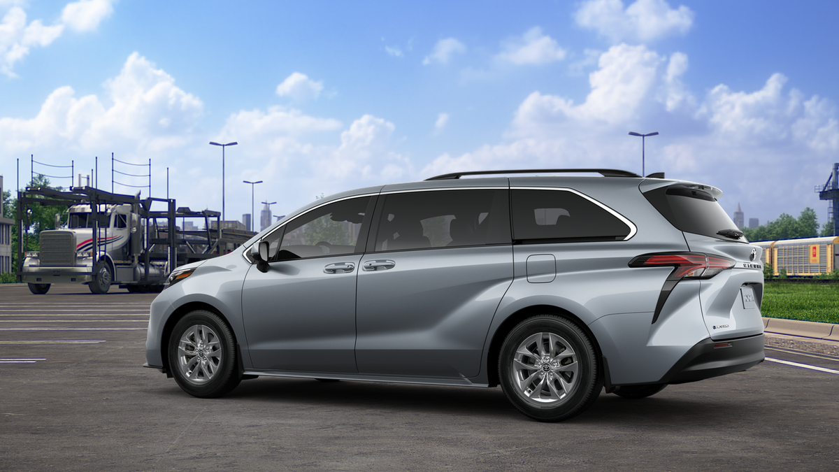 2025 Toyota Sienna LE photo 7