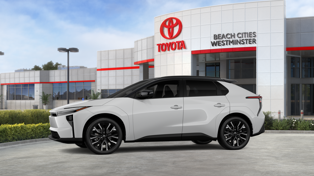 New 2026 Wind Chill Pearl with Midnight Black Metallic roof <sup>1</sup> Toyota  Limited image 6