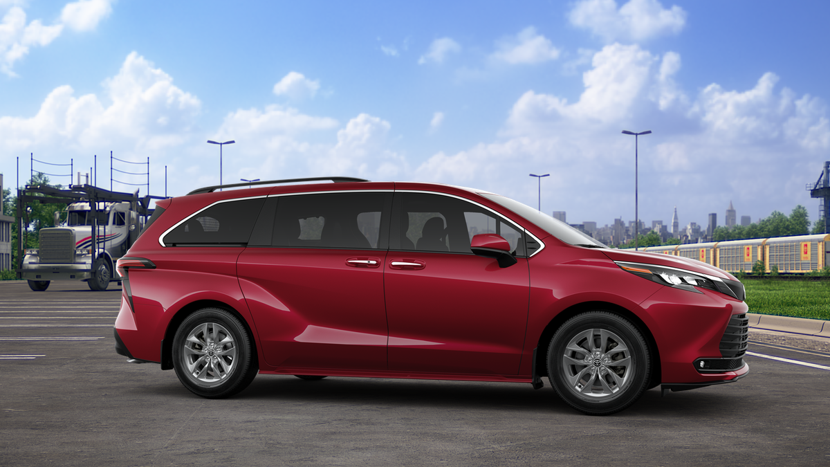 2025 Toyota Sienna XLE photo 13