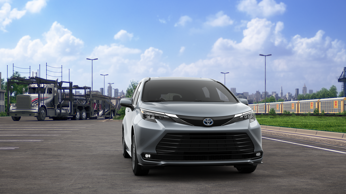 2025 Toyota Sienna XLE photo 16