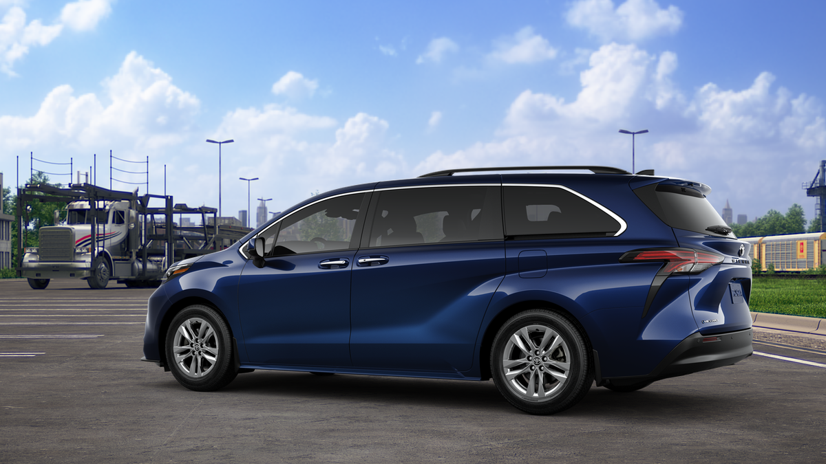 2025 Toyota Sienna XLE photo 5