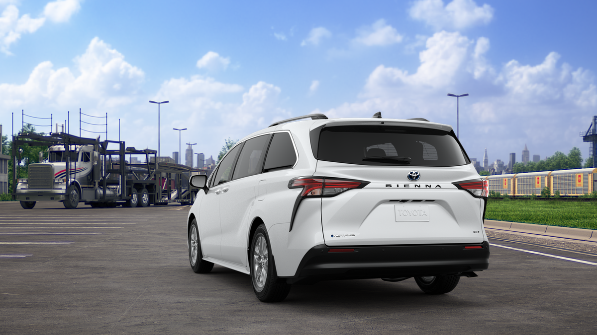 2025 Toyota Sienna XLE photo 7