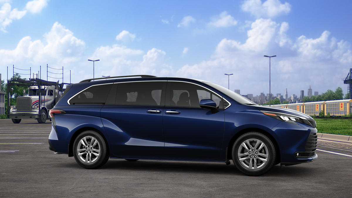 2025 Toyota Sienna XLE photo 13