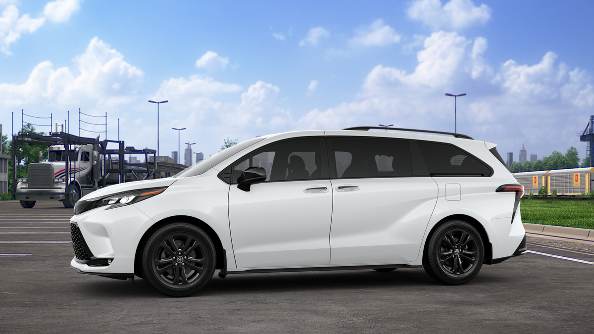 2025 Toyota Sienna XSE photo 3